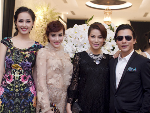 Cô cũng chụp ảnh lưu niệm cùng diễn viên, ca sĩ Trang Nhung và vợ chồng diễn viên Trương Ngọc Ánh