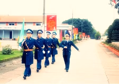 Chiến sĩ cảnh vệ ở Quân chủng Phòng không - Không quân với trang phục mới. Ảnh: Infonet 