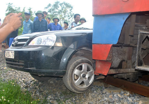 Vụ tai nạn khiến chiếc xe bị móp nhẹ và 6 người ngồi bên trong may mắn thoát nạ