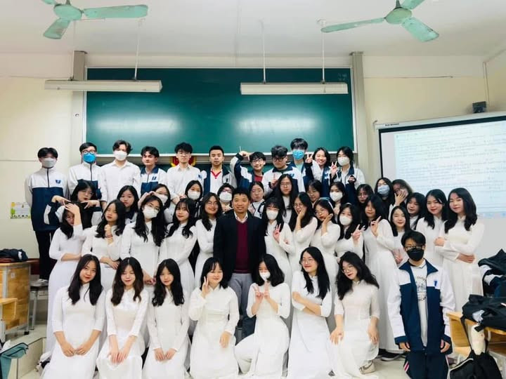 Thầy giáo Ngô Xuân Quỳnh, giáo viên trường THPT Phan Đình Phùng (Hà Nội) (đứng giữa) bên các học sinh của mình. Ảnh: NVCC Thầy giáo Ngô Xuân Quỳnh, giáo viên trường THPT Phan Đình Phùng (Hà Nội) (đứng giữa) bên các học sinh của mình. Ảnh: NVCC