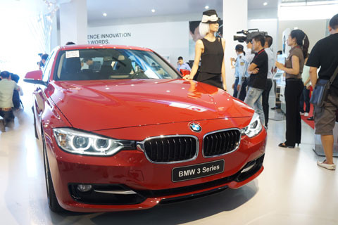 BMW mang tới nhiều mẫu xe bán chạy, trong hình là BMW 3 Series mới