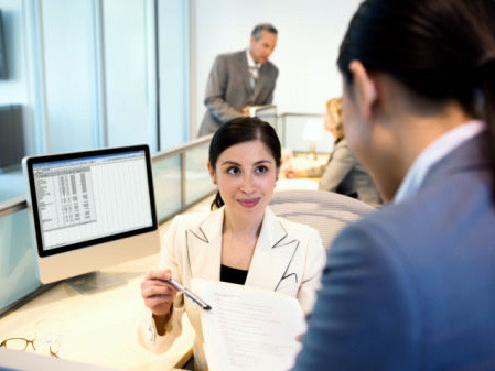 Khi gặp sếp để đề nghị tăng lương, bạn hãy chuẩn bị tinh thần thật tự tin. Ảnh minh họa