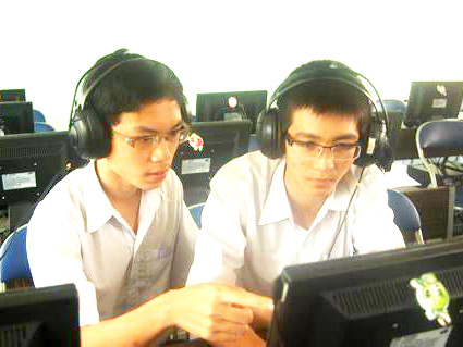 Đôi bạn nghèo rinh giải Đặc biệt Cuộc thi Sáng tạo thanh thiếu niên nhi đồng toàn quốc năm 2011. Đôi bạn nghèo rinh giải Đặc biệt Cuộc thi Sáng tạo thanh thiếu niên nhi đồng toàn quốc năm 2011