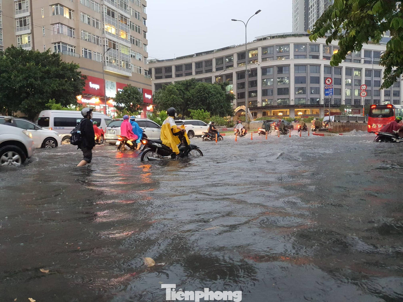 Đường ngập vào giờ cao điểm chiều khiến người tham gia giao thông gặp rất nhiều khó khăn.