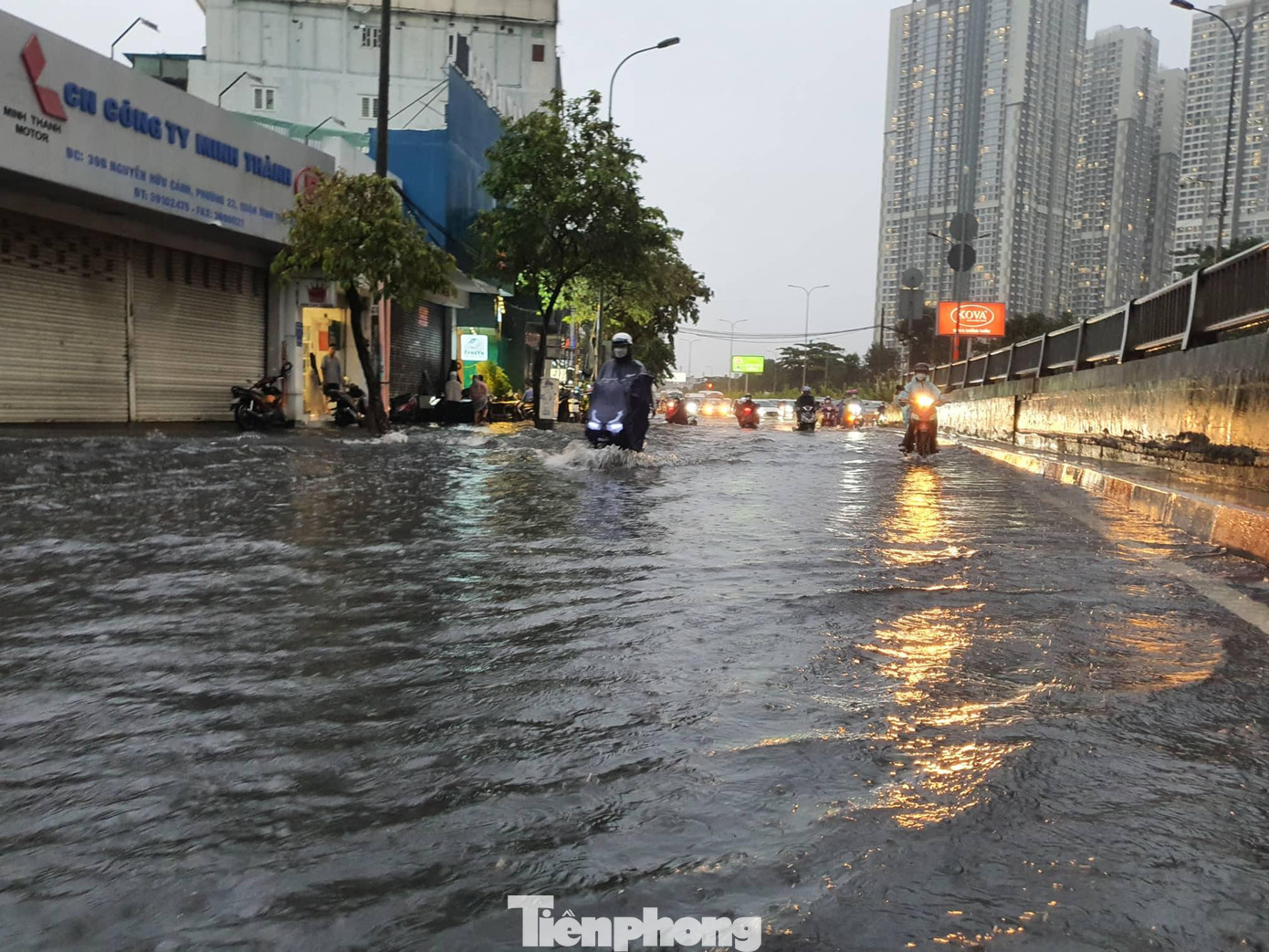 Theo ghi nhận, từ đầu giờ chiều 15/8, khu vực TPHCM xuất hiện mưa lớn diện rộng kéo dài đến tối. Mưa lớn khiến nhiều tuyến đường bị ngập nặng, trong đó có đường Nguyễn Hữu Cảnh.