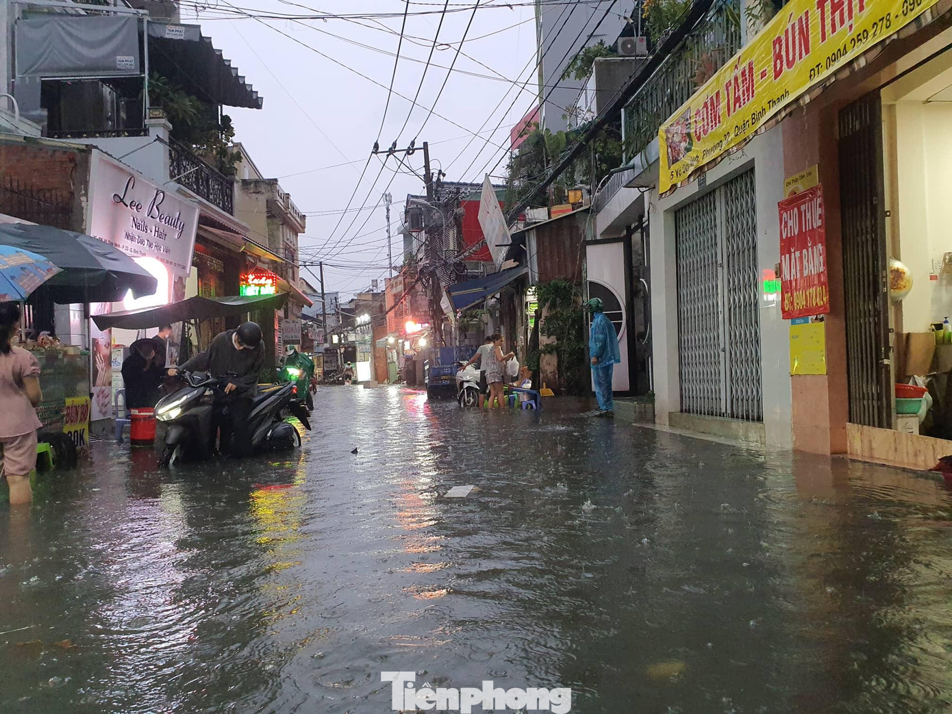 Người dân cho rằng, sau khi nâng cấp đường Nguyễn Hữu Cảnh, nước ngập đã dồn vào các con hẻm.