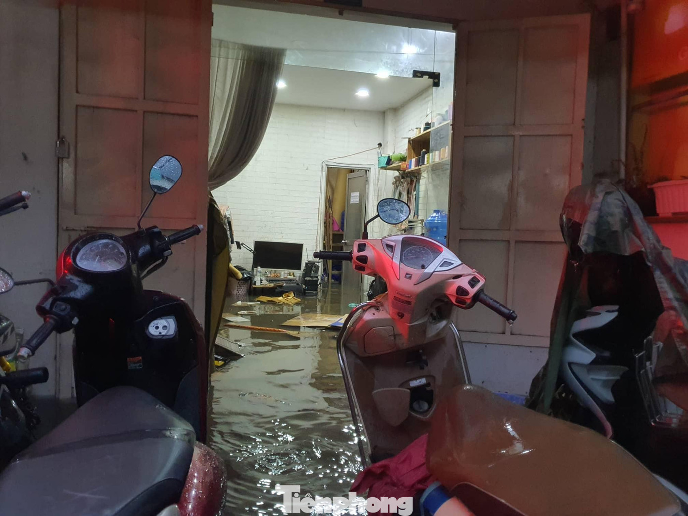 Nước tràn vào nhà dân bên trong một con hẻm trên đường Nguyễn Hữu Cảnh gây hư hỏng nhiều đồ đạc, vật dụng trong nhà.