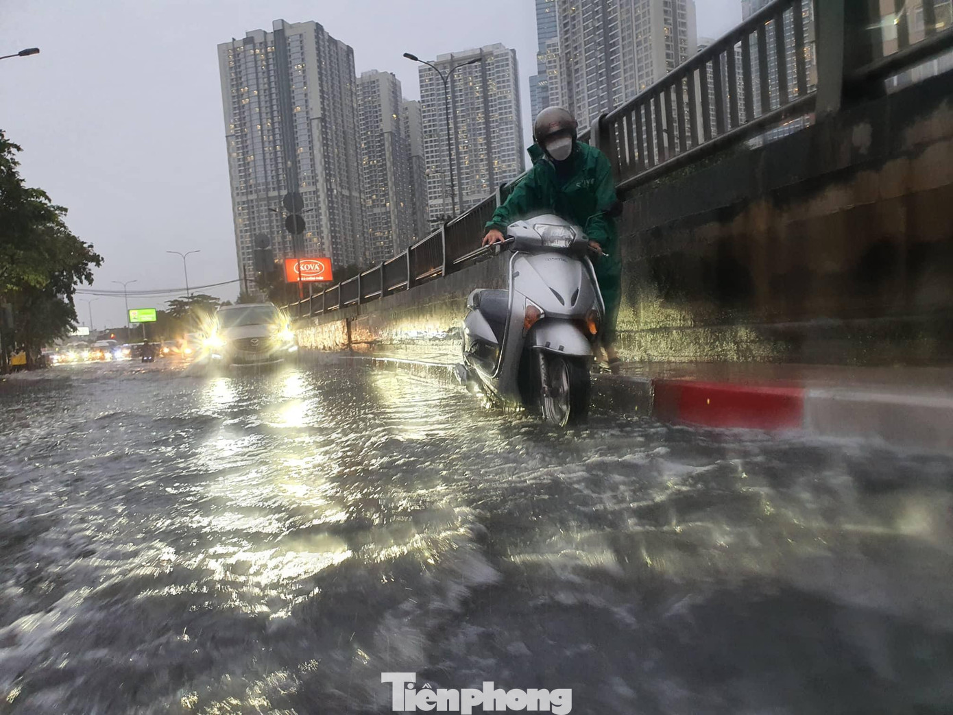 Tuyến đường Nguyễn Hữu Cảnh, quận Bình Thạnh vừa được đầu tư gần 500 tỷ đồng để nâng cấp hệ thống thoát nước để chống ngập. Tuy nhiên, cơn mưa chiều 15/8 đã khiến một đoạn đường qua khu vực tòa nhà The Manor và các con hẻm trong khu dân cư thuộc phường 22, quận Bình Thạnh ngập nặng.