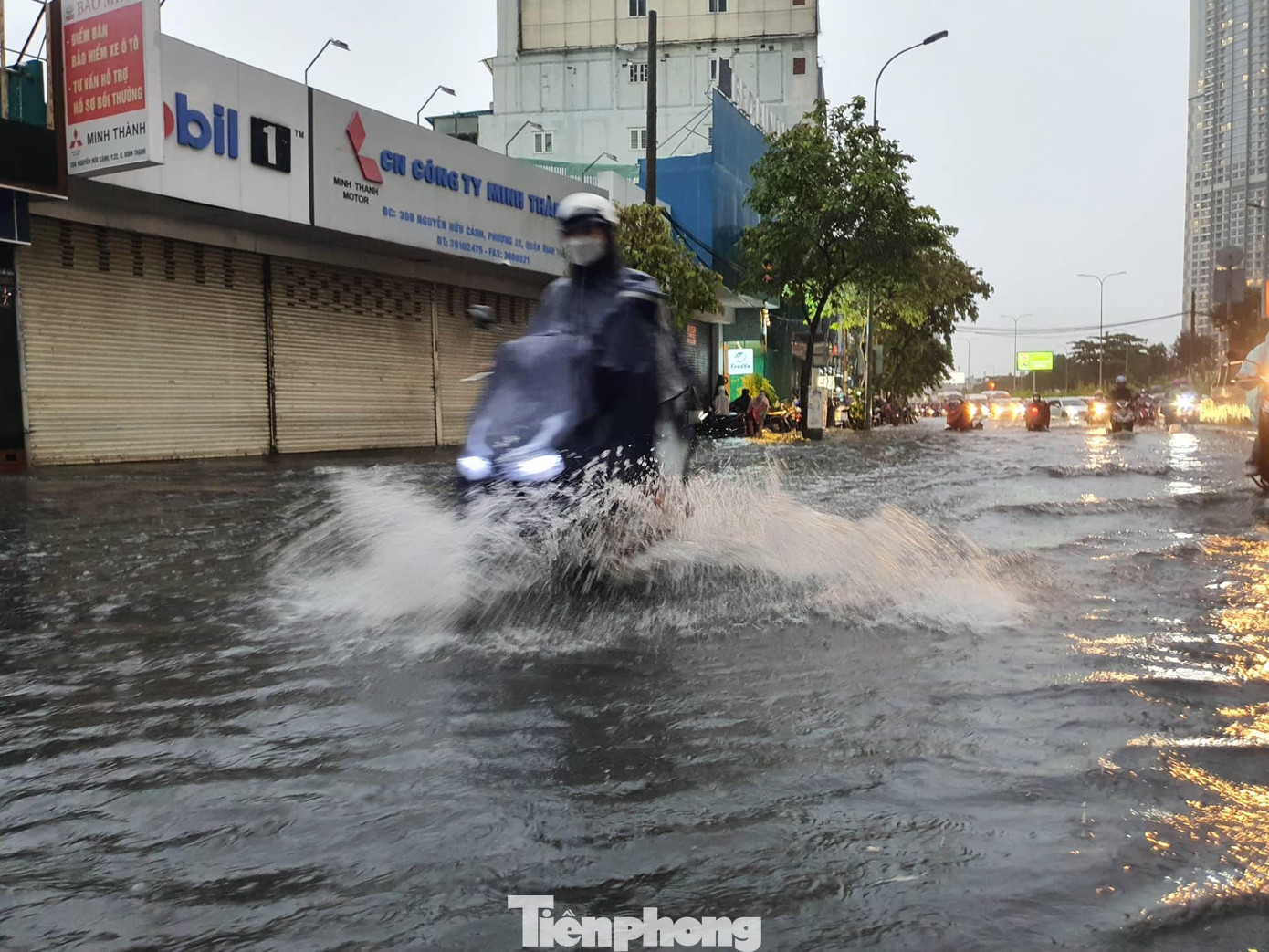 Nước ngập từ ngoài đường vào trong hẻm khiến người dân gặp rất nhiều khó khăn.