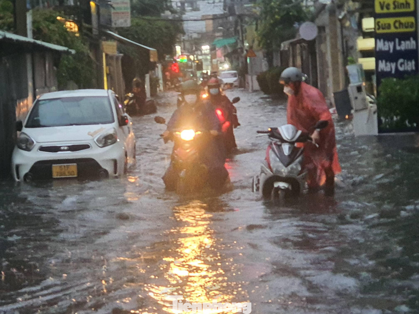 Theo người dân, sau khi được nâng cấp, mặt đường Nguyễn Hữu Cảnh cao hơn nhà dân có nơi gần 1 mét khiến nước mưa từ trên đường chảy vào các con hẻm và không thoát được dẫn đến ngập nặng.