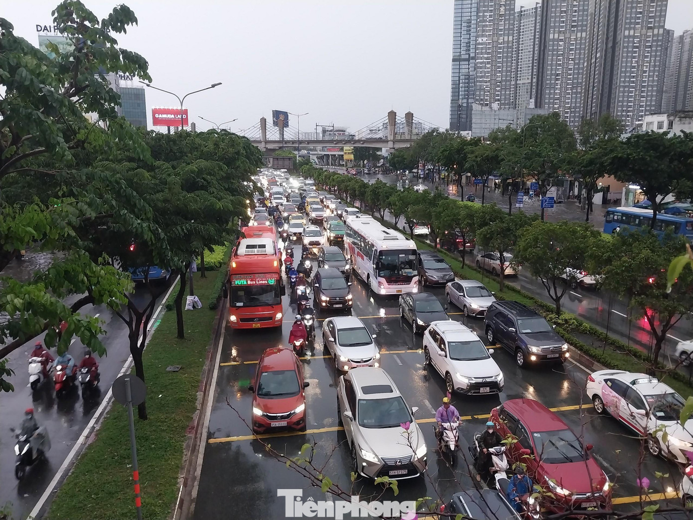 Theo ghi nhận, giao thông trên nhiều tuyến đường như Điện Biên Phủ, Xô Viết Nghệ Tĩnh, Ung Văn Khiêm, Đinh Bộ Lĩnh (quận Bình Thạnh), 3 tháng 2 (quận 10)... đều xảy ra tình trạng ùn ứ cục bộ.