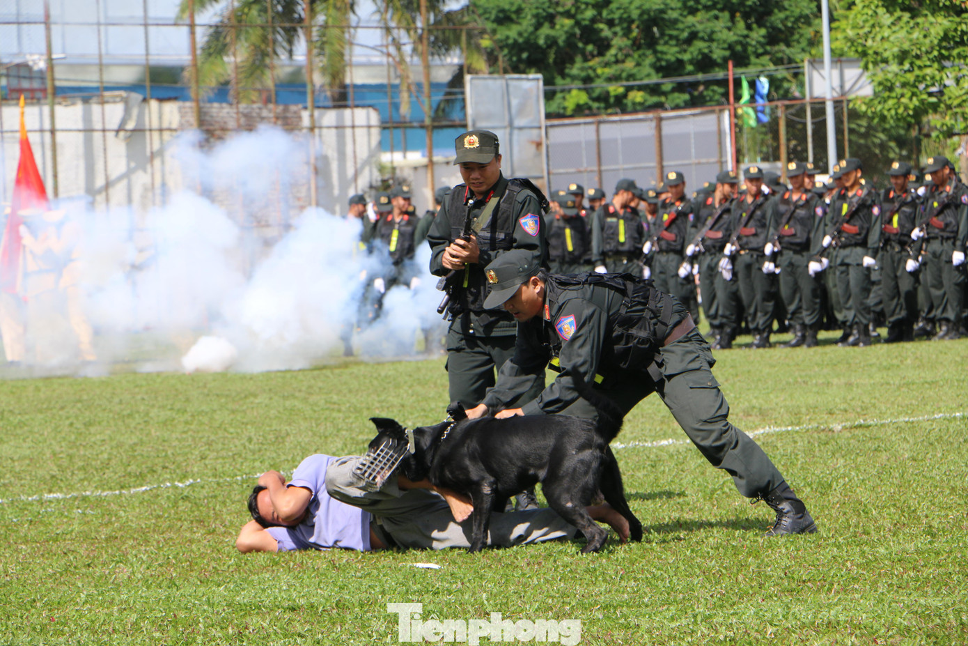 Cán bộ, chiến sĩ Trung đoàn Cảnh sát cơ động dự bị chiến đấu Công an TPHCM biểu diễn các bài võ thuật và triển khai xử lý tình huống.
