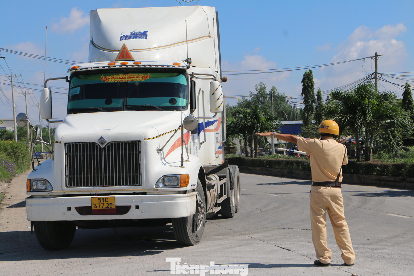 Cán bộ CSGT ra tín hiệu để tài xế điều khiển phương tiện vào bãi, phục vụ công tác kiểm tra, kiểm soát.