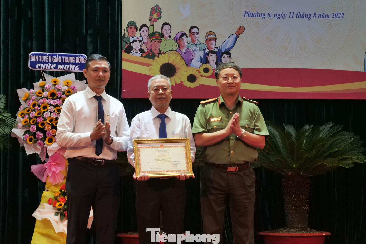 Thừa ủy quyền của Bộ trưởng Bộ Công an, đại tá Nguyễn Thanh Bình – Phó Cục trưởng Cục V05 – Ủy viên Ban chỉ đạo thực hiện phong trào toàn dân bảo vệ ANTQ trao Bằng khen của Bộ trưởng Bộ Công an tặng tập thể nhân dân và cán bộ phường 6, quận 4 có thành tích xuất sắc trong phong trào toàn dân bảo vệ ANTQ.