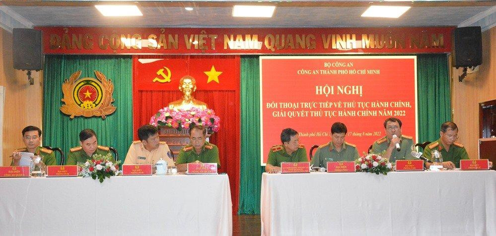 Đại diện lãnh đạo và các phòng, ban chức năng của Công an TPHCM tại hội nghị đối thoại.