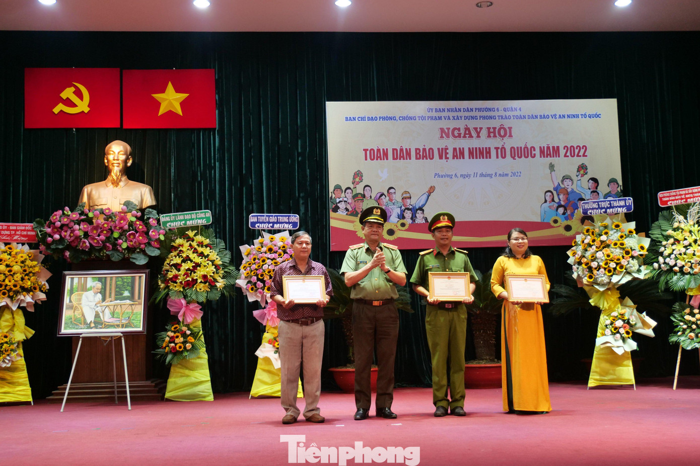 Thiếu tướng Lê Hồng Nam - Giám đốc Công an TPHCM trao Giấy khen của Công an TPHCM tặng những cá nhân đạt thành tích xuất sắc trong phong trào toàn dân bảo vệ ANTQ.