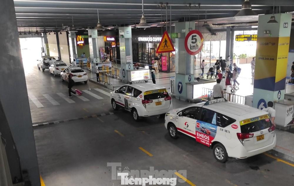 Theo quy định được ban hành, chỉ những doanh nghiệp, hợp tác xã kinh doanh vận tải hành khách có ký hợp đồng với cảng mới được hoạt động khai thác vận tải hành khách theo hợp đồng tại cảng HKQT Tân Sơn Nhất.