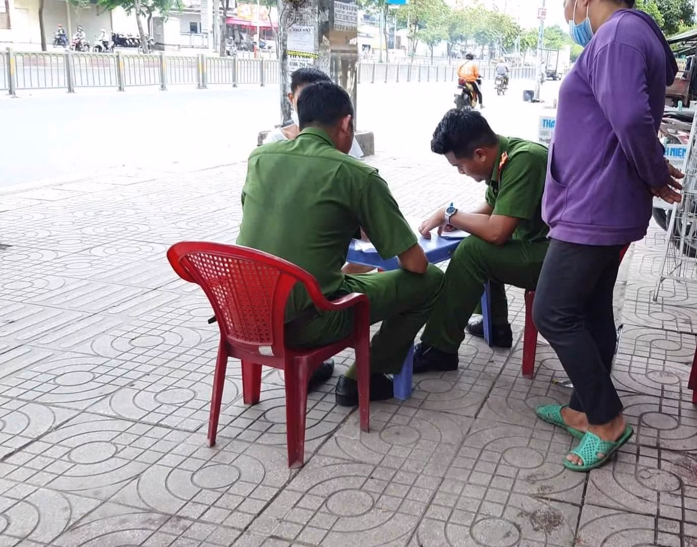 Công an lấy thông tin lời khai của những nhân chứng. Công an lấy thông tin lời khai của những nhân chứng.