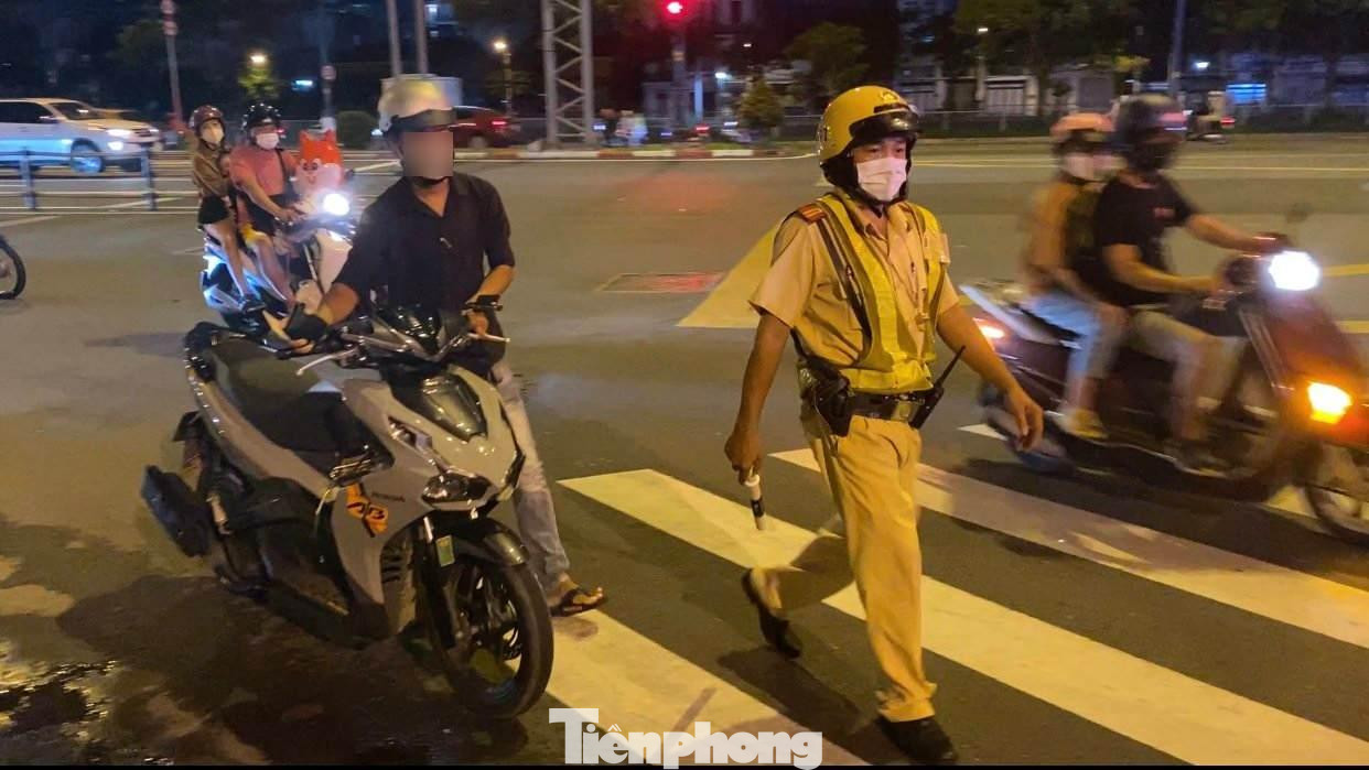 Lực lượng làm nhiệm vụ yêu cầu tài xế điều khiển phương tiện vào chốt kiểm tra nồng độ cồn. Lực lượng làm nhiệm vụ yêu cầu tài xế điều khiển phương tiện vào chốt kiểm tra nồng độ cồn.