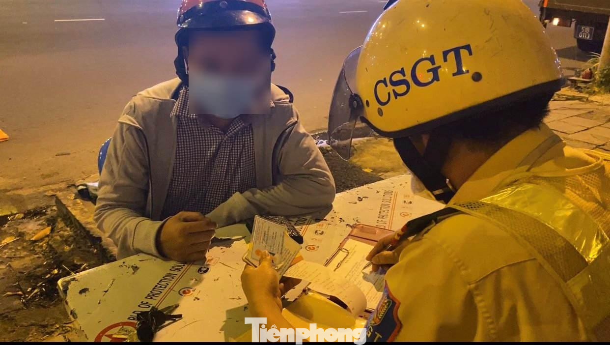 ...ông H. bị xử phạt hành chính 7 triệu đồng, tước bằng lái 23 tháng đồng thời tạm giữ phương tiện 7 ngày. ...ông H. bị xử phạt hành chính 7 triệu đồng, tước bằng lái 23 tháng đồng thời tạm giữ phương tiện 7 ngày.