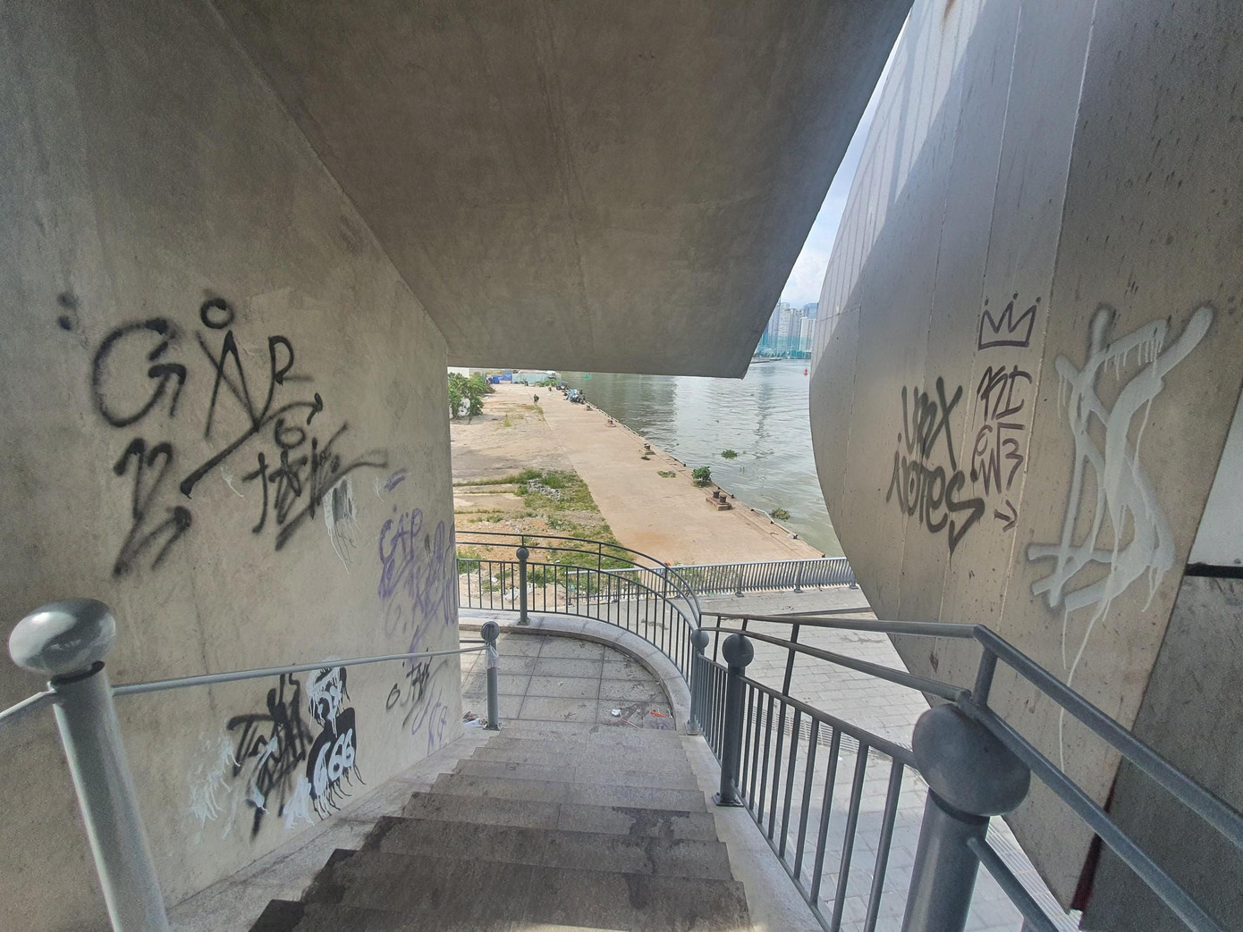 Hình ảnh vẽ bậy trên cầu Thủ Thiêm 2. Hình ảnh vẽ bậy trên cầu Thủ Thiêm 2.