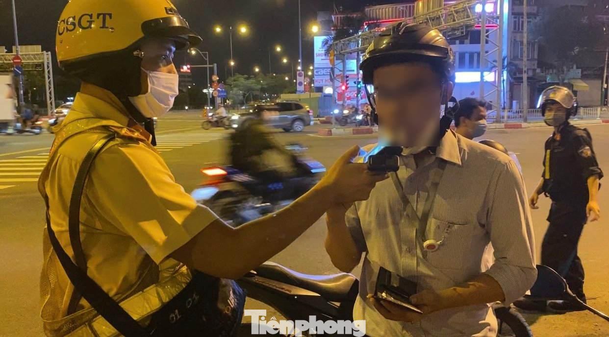 Tài xế L (32 tuổi, quê Bình Định) cho biết vừa đi nhậu với đối tác nước ngoài và không nhớ đã uống hết bao nhiêu bia. Với nồng độ cồn ở mức kịch khung, nam tài xế này cũng bị bị xử phạt hành chính 7 triệu đồng, tước bằng lái 23 tháng đồng thời tạm giữ phương tiện 7 ngày. Tài xế L (32 tuổi, quê Bình Định) cho biết vừa đi nhậu với đối tác nước ngoài và không nhớ đã uống hết bao nhiêu bia. Với nồng độ cồn ở mức kịch khung, nam tài xế này cũng bị bị xử phạt hành chính 7 triệu đồng, tước bằng lái 23 tháng đồng thời tạm giữ phương tiện 7 ngày.