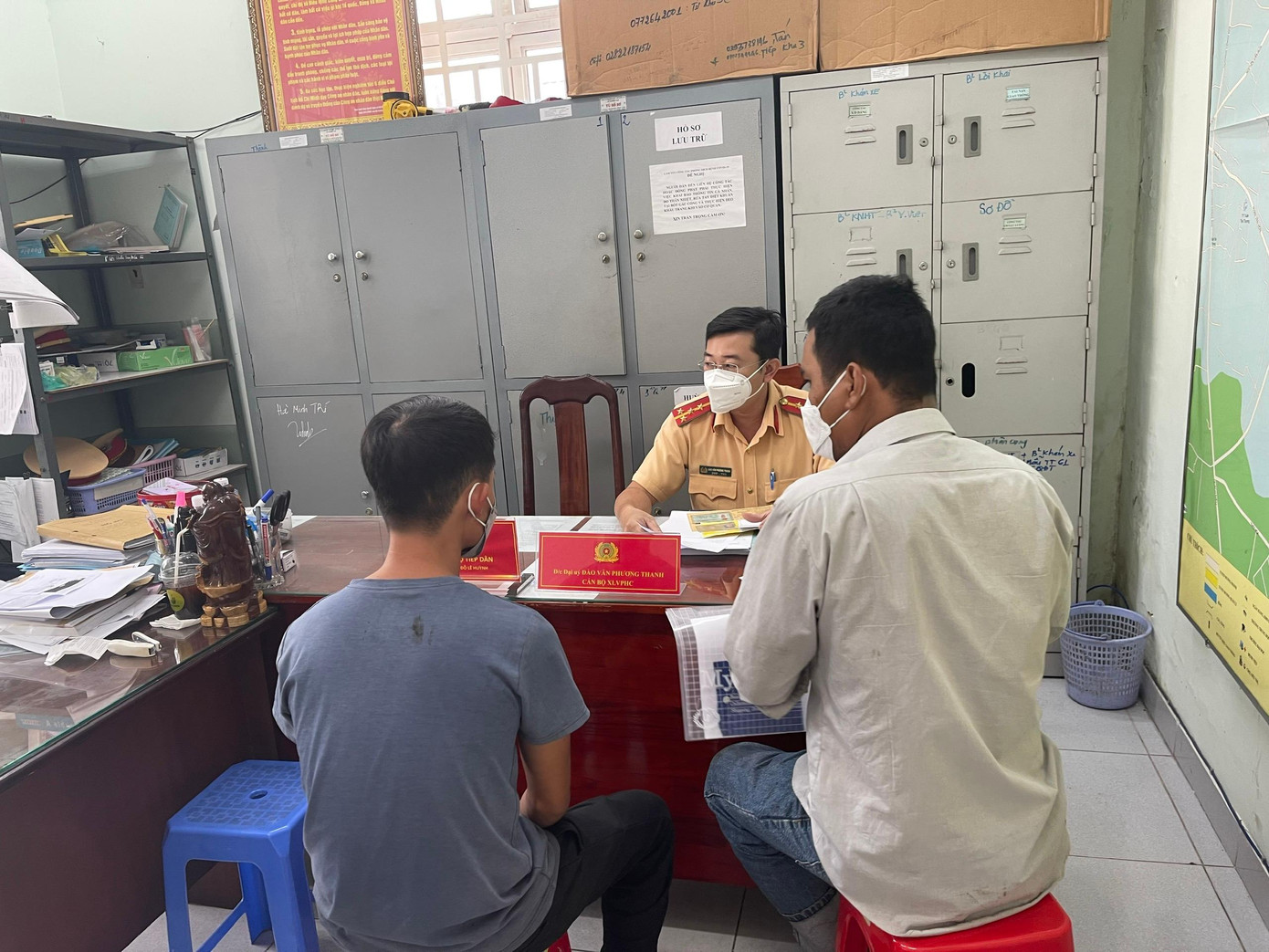 Cơ quan chức năng mời tài xế và phụ xe tải đến làm việc.