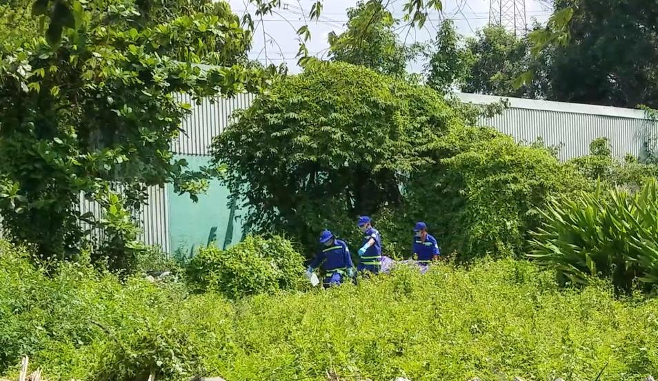 Thi thể người đàn ông được đưa ra ngoài. Ảnh: Kinh Kha Thi thể người đàn ông được đưa ra ngoài. Ảnh: Kinh Kha