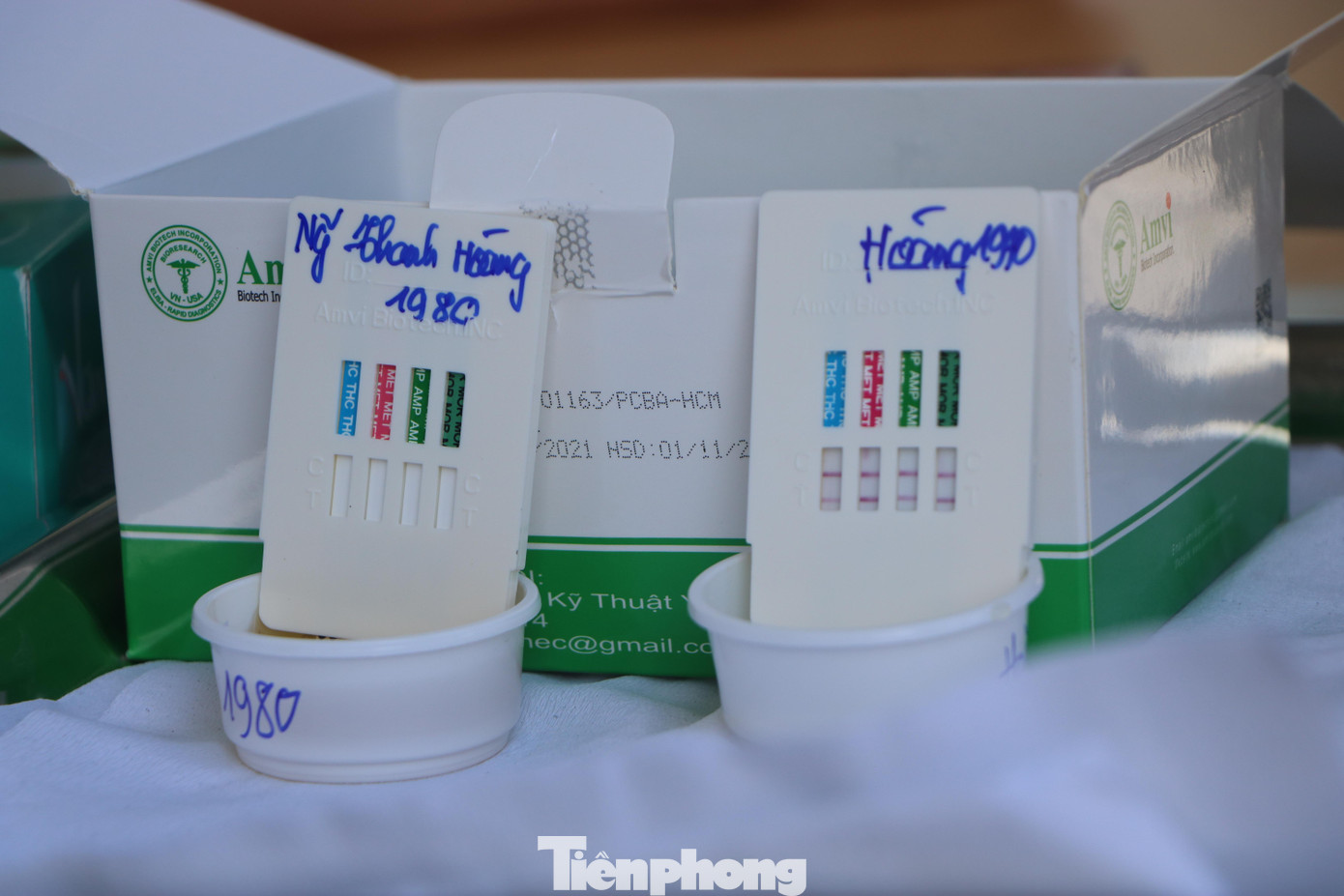 Sau khoảng 3 phút, que thử cho kết quả kiểm tra, nếu tất cả các màu đều hiện 2 vạch thì tài xế không có chất kích thích.