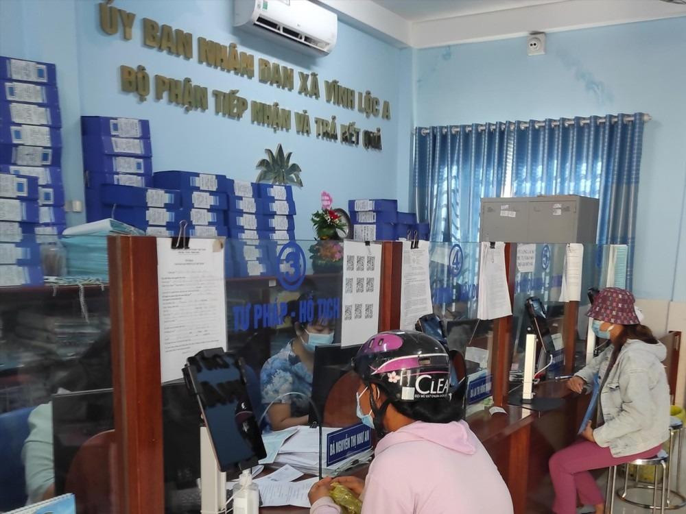 Người dân đến làm thủ tục tại UBND xã Vĩnh Lộc A, huyện Bình Chánh.