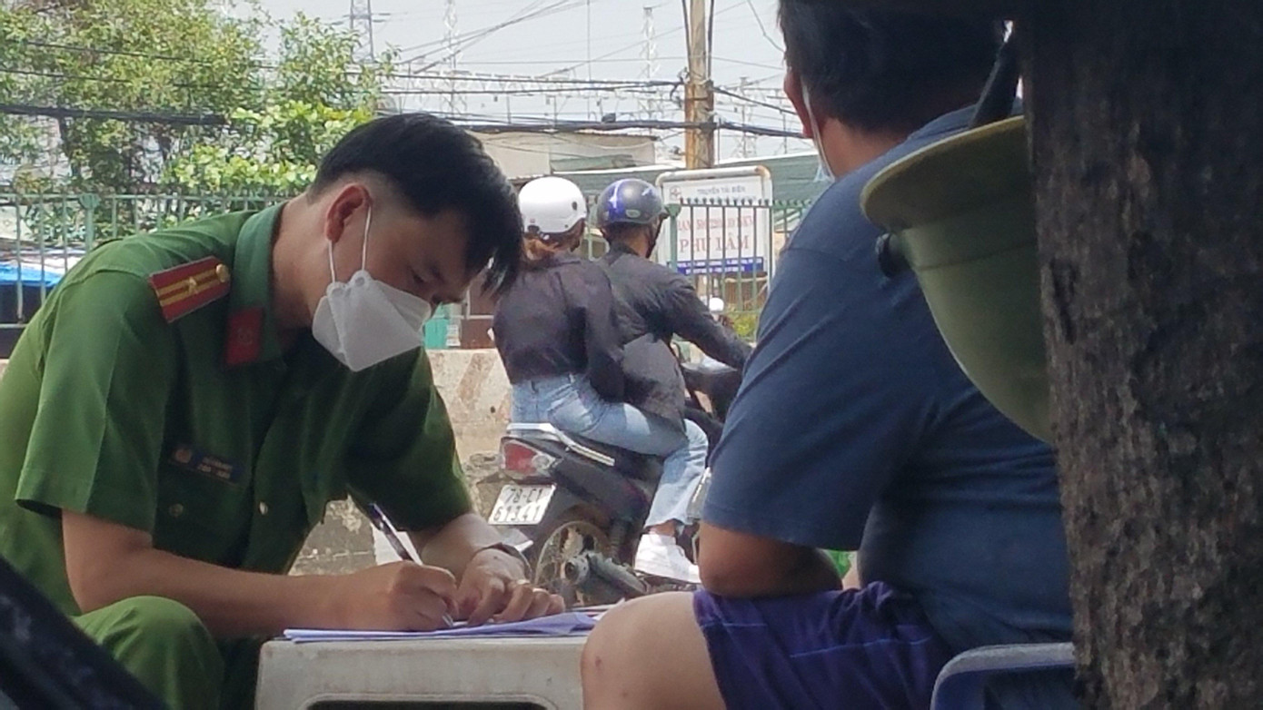 Công an lấy lời khai người dân xung quanh để phục vụ công tác điều tra. Ảnh: Kinh Kha Công an lấy lời khai người dân xung quanh để phục vụ công tác điều tra. Ảnh: Kinh Kha