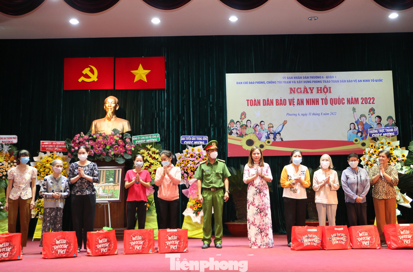 Nhân dịp này, ban tổ chức đã trao quà hỗ trợ cho các hộ dân có hoàn cảnh khó khăn ở địa bàn phường 6, quận 4.