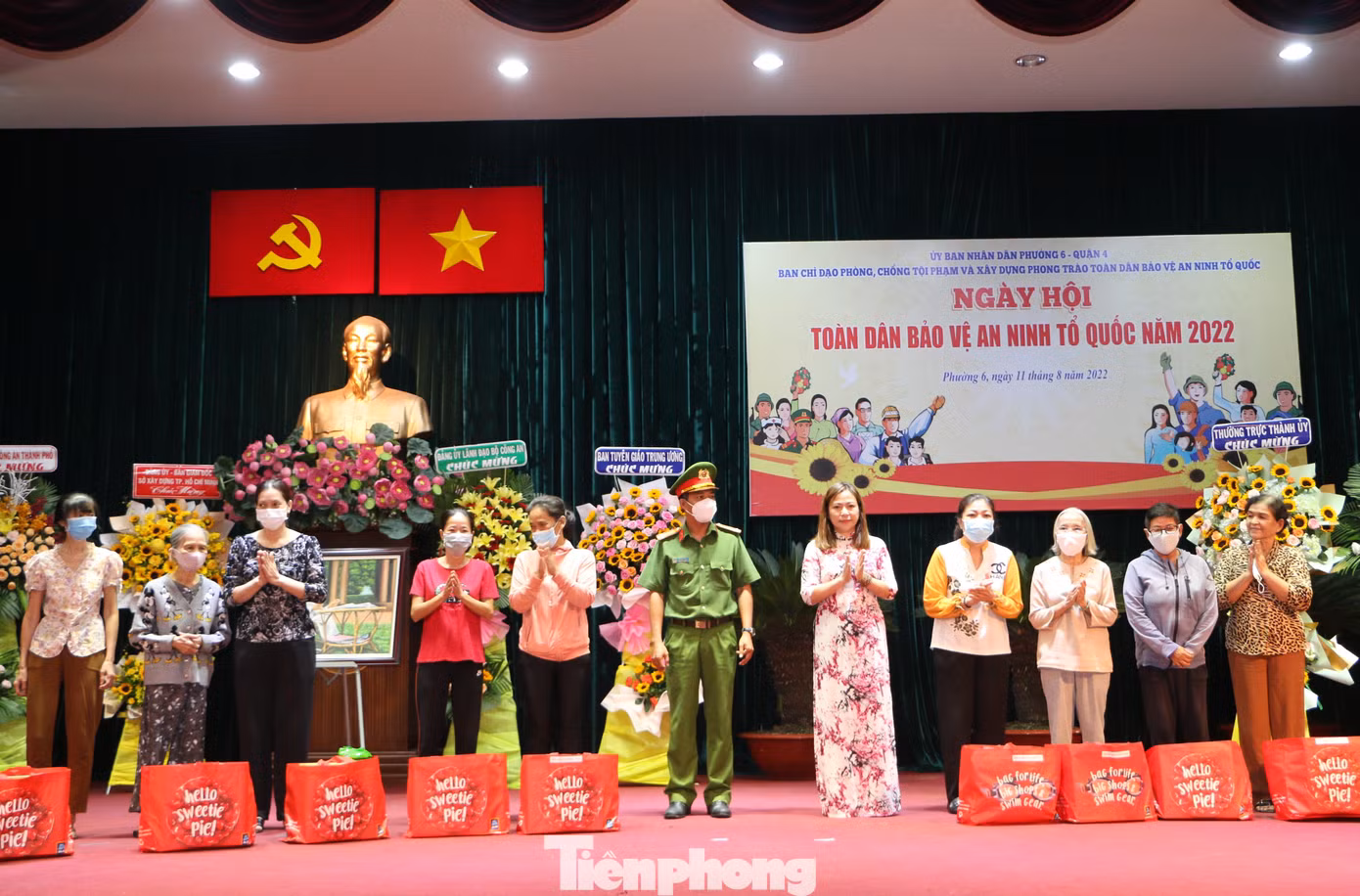 Nhân dịp này, ban tổ chức đã trao quà hỗ trợ cho các hộ dân có hoàn cảnh khó khăn ở địa bàn phường 6, quận 4.