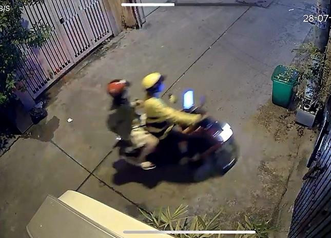 Hình ảnh trích xuất từ camera an ninh ở khu vực nơi xảy ra vụ việc.