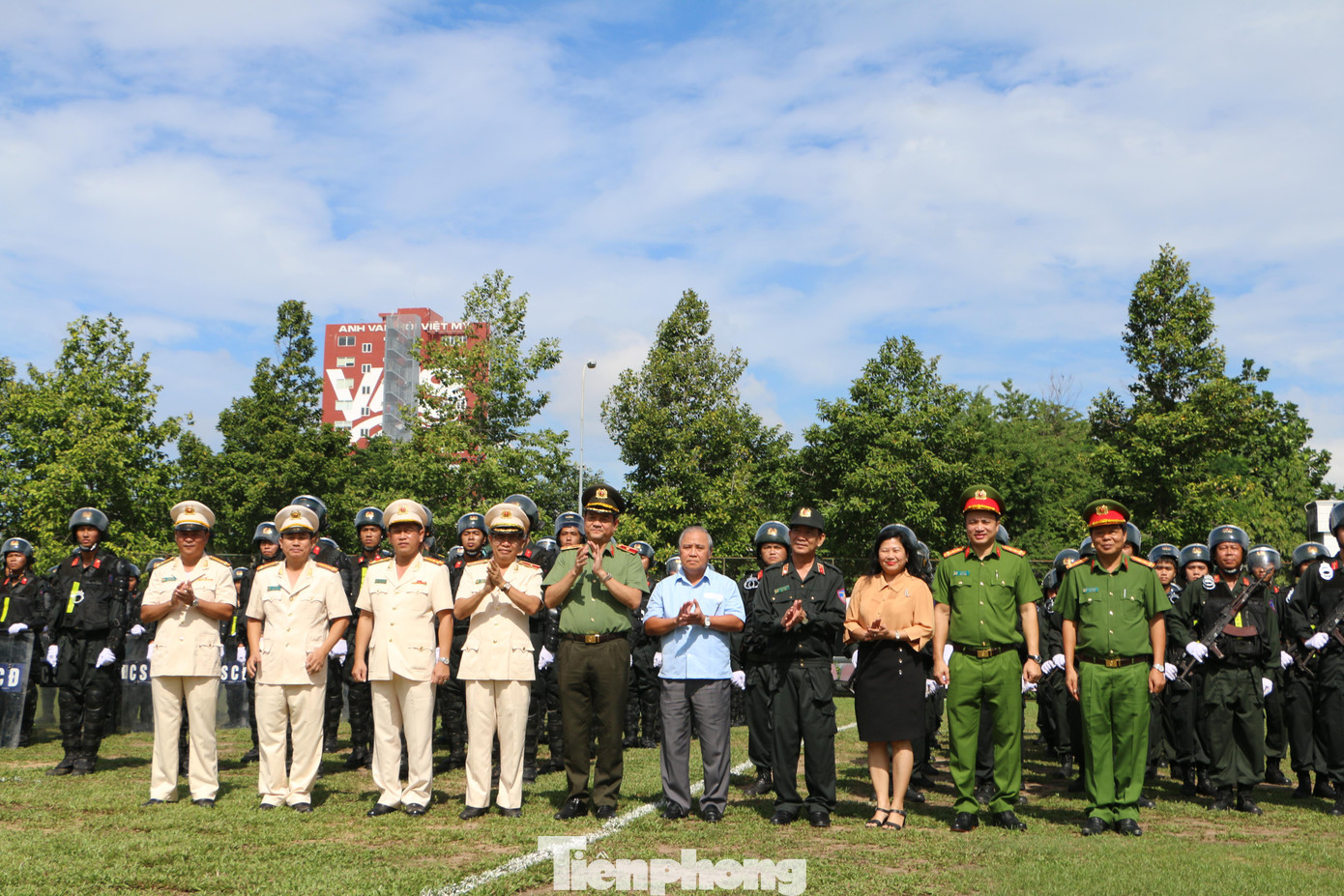 Ban Giám đốc Công an TPHCM cùng các đại biểu chụp hình lưu niệm cùng cán bộ chiến sĩ.