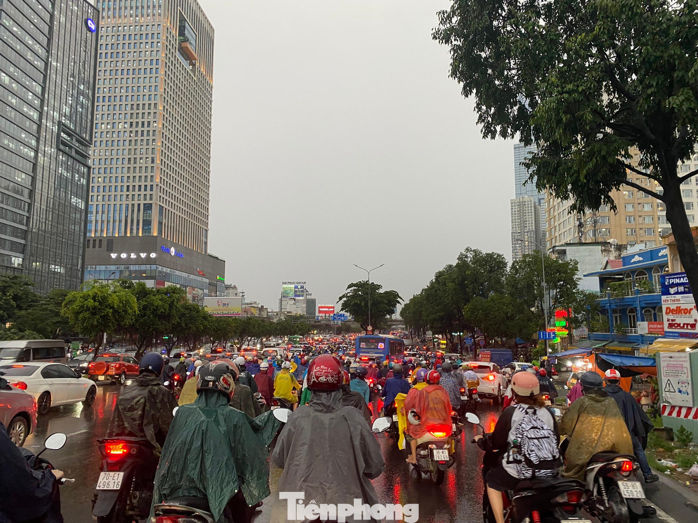 Chiều 15/8, mưa nặng hạt kéo dài xuất hiện trên khắp địa bàn TPHCM, hàng loạt tuyến đường xảy ra tình trạng kẹt cứng, các phương tiện nhích từng chút trên đường.