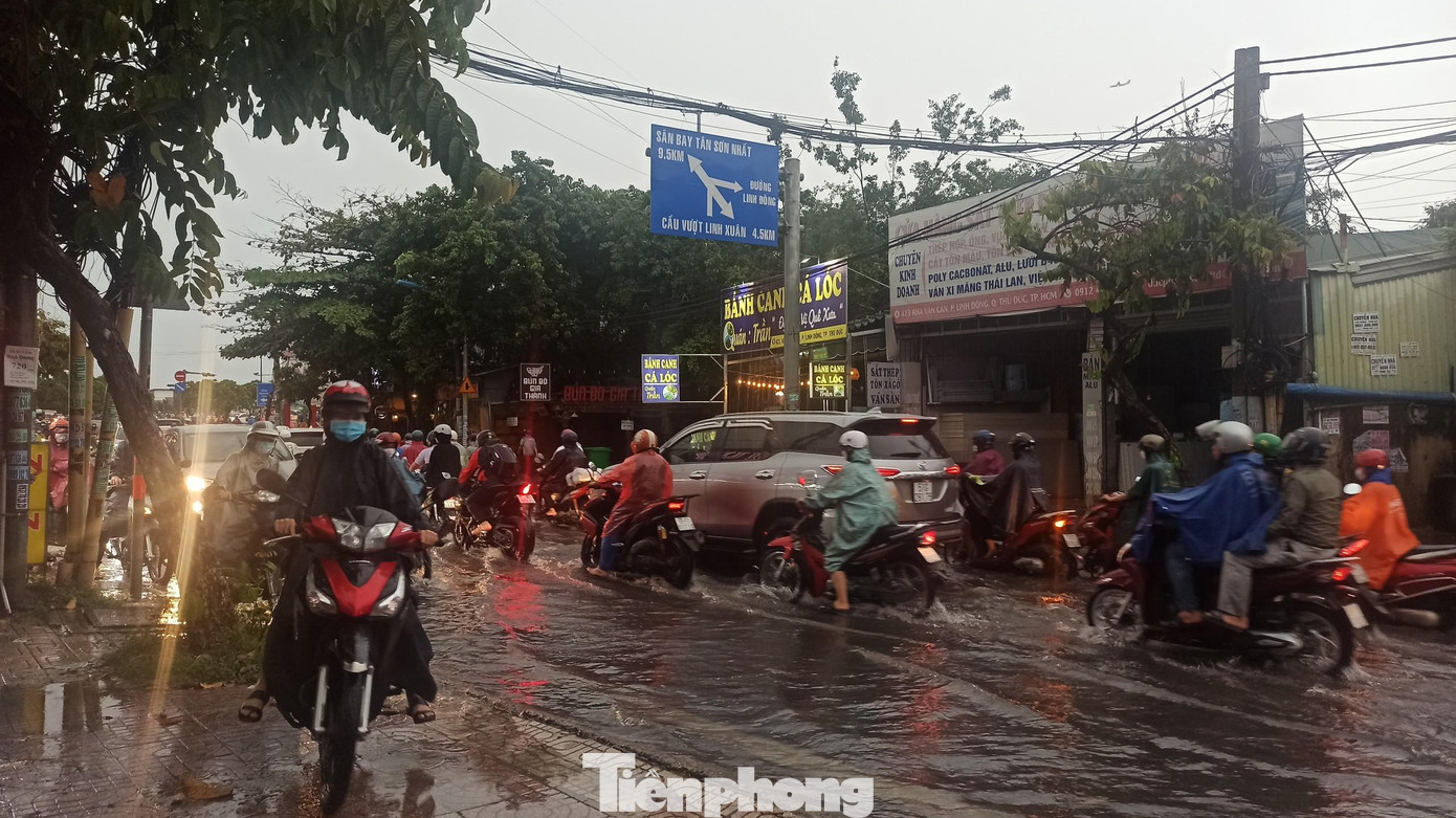 Trong khi đó, khu vực đường Kha Vạn Cân (TP Thủ Đức) cũng ghi nhận tình trạng ùn ứ kéo dài. Người dân phải di chuyển từng chút một, lội bì bõm trên đường về nhà.