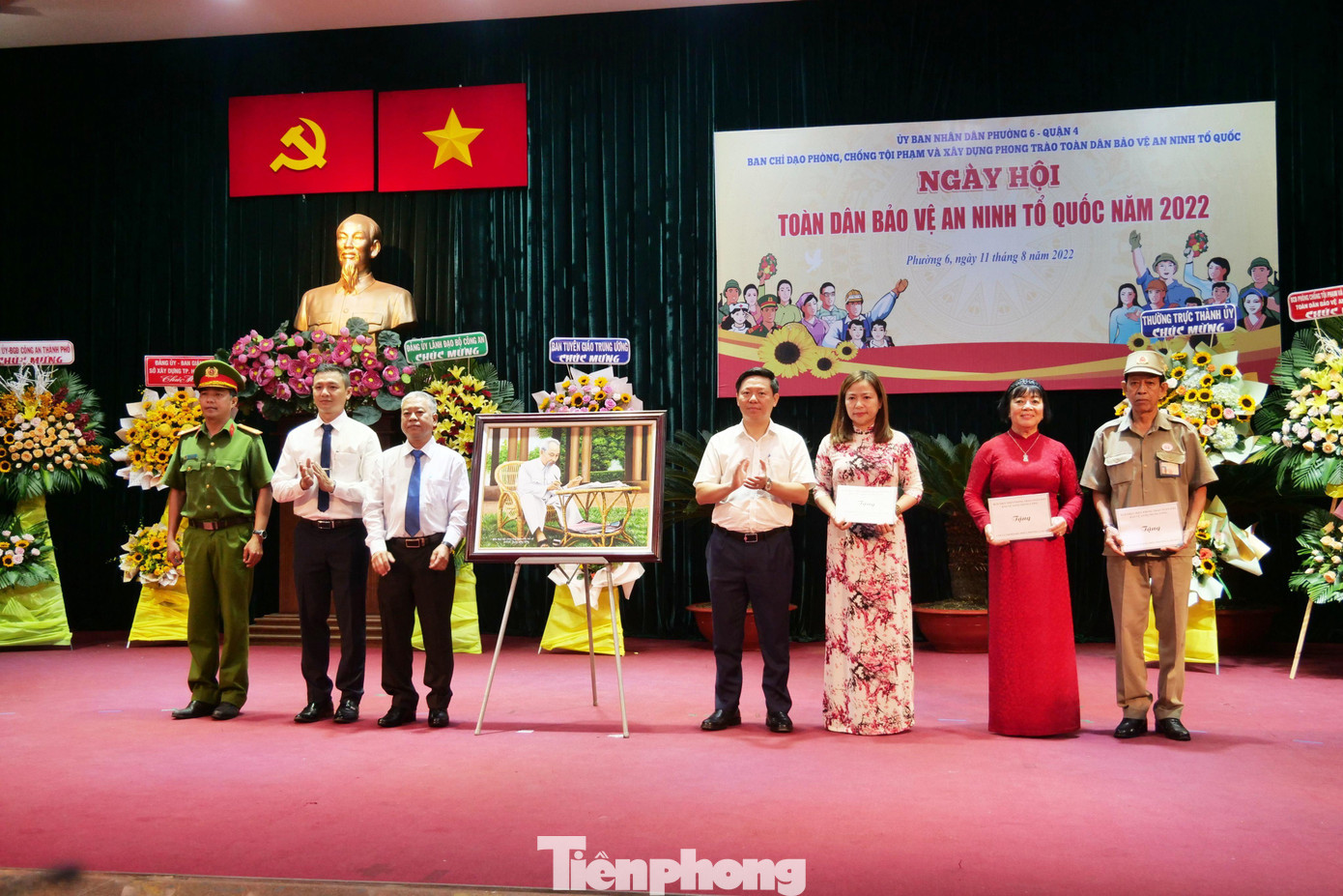 Ông Trần Thanh Lâm – Phó trưởng Ban Tuyên giáo Trung ương tặng quà đại diện chính quyền và nhân dân phường 6, quận 4.