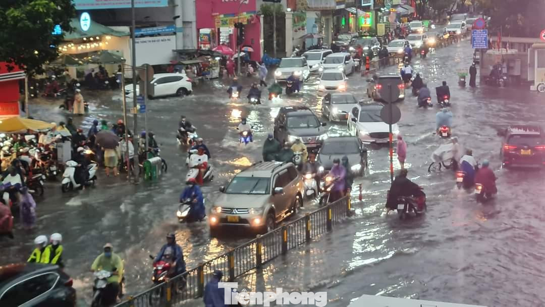 Theo ghi nhận, đến hơn 18h30 cùng ngày, tình hình ùn ứ giao thông trên một số tuyến đường vẫn chưa có dấu hiệu giảm.