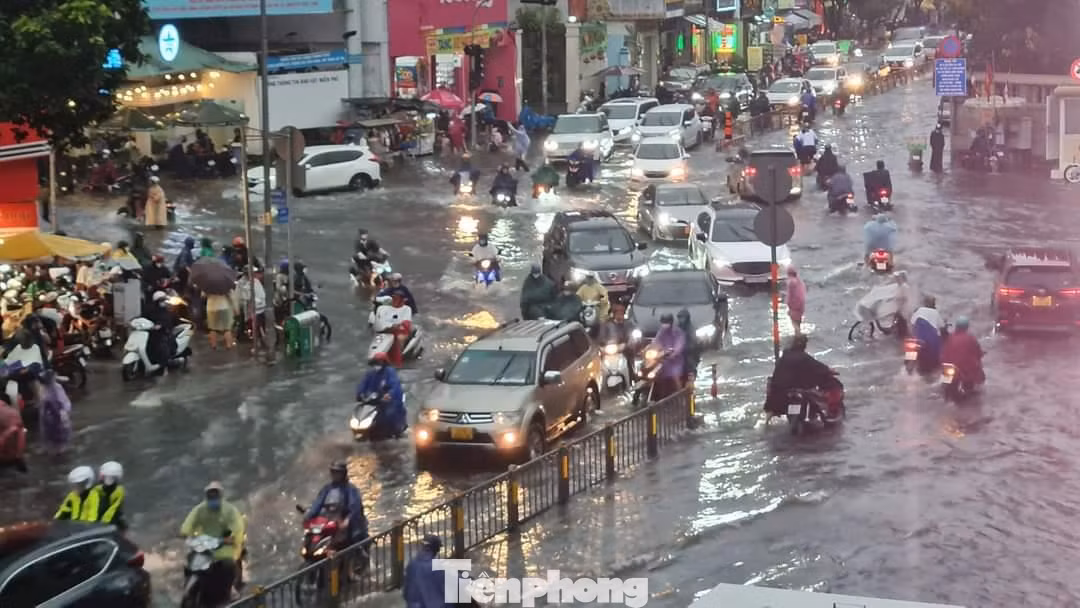 Theo ghi nhận, đến hơn 18h30 cùng ngày, tình hình ùn ứ giao thông trên một số tuyến đường vẫn chưa có dấu hiệu giảm.
