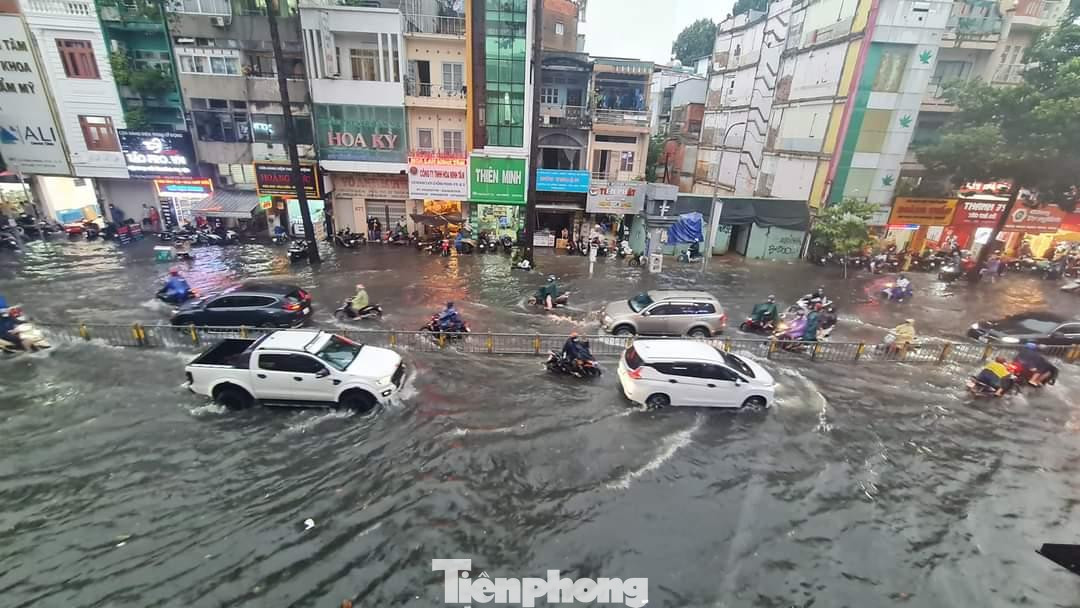 Theo Đài Khí tượng Thủy văn Khu vực Nam Bộ, chiều 15/8, mưa giông xảy ra hầu hết các quận huyện ở khu vực TPHCM. Lượng mưa phổ biến từ 5-35 mm, có nơi trên 40 mm. Trong ảnh: Khu vực ngã tư Lê Hồng Phong - 3 Tháng 2 (quận 10).