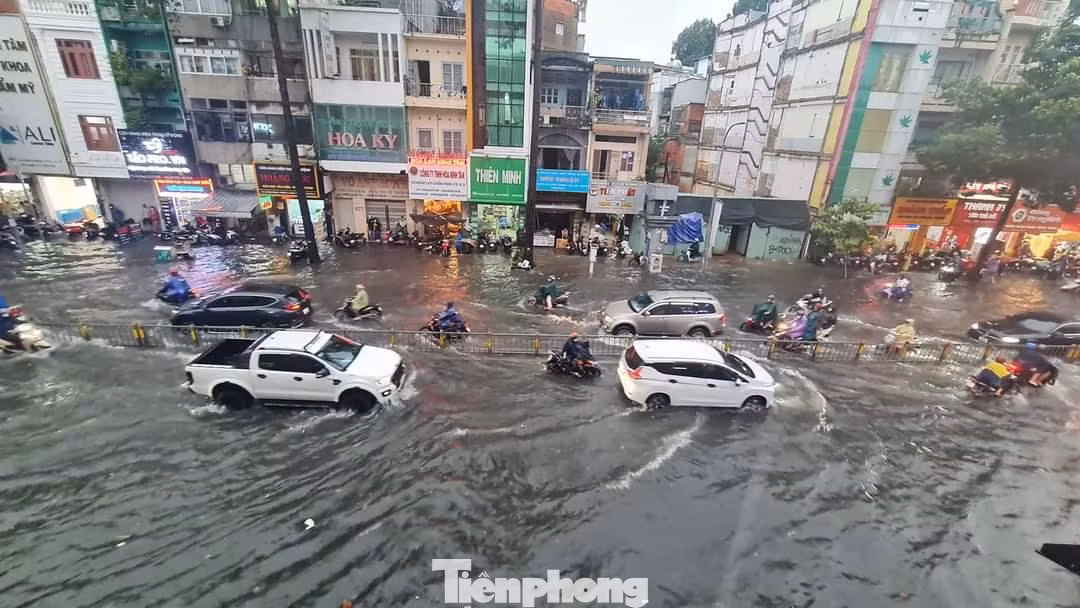 Theo Đài Khí tượng Thủy văn Khu vực Nam Bộ, chiều 15/8, mưa giông xảy ra hầu hết các quận huyện ở khu vực TPHCM. Lượng mưa phổ biến từ 5-35 mm, có nơi trên 40 mm. Trong ảnh: Khu vực ngã tư Lê Hồng Phong - 3 Tháng 2 (quận 10).