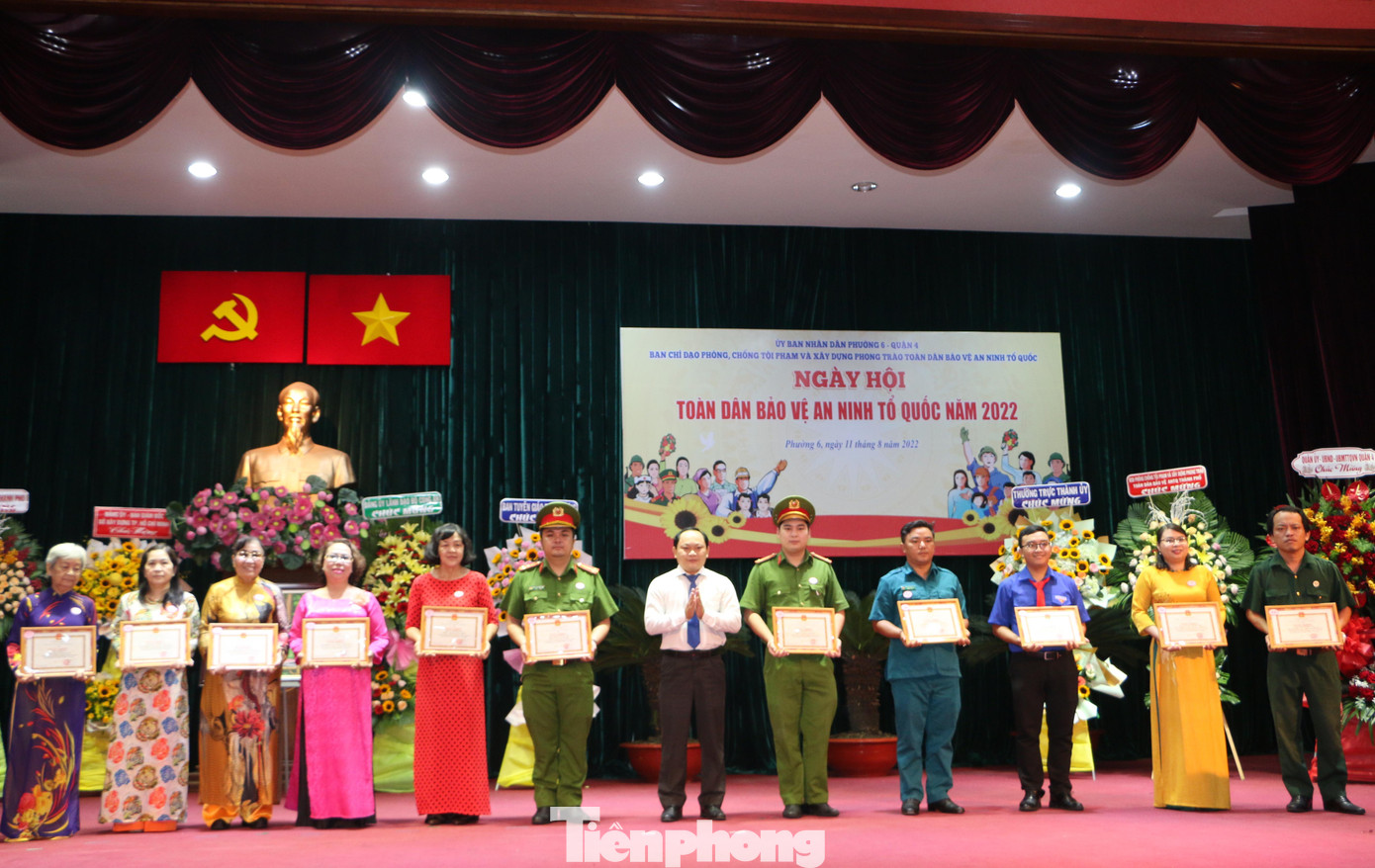 Nhiều cá nhân, tổ chức tại phường 6, quận 4 được khen thưởng vì thành tích xuất sắc trong phong trào toàn dân bảo vệ ANTQ.