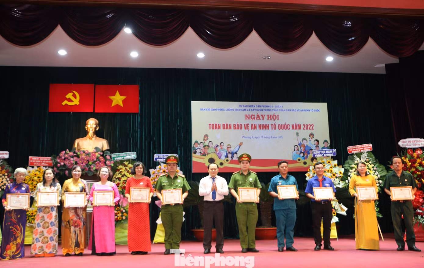 Nhiều cá nhân, tổ chức tại phường 6, quận 4 được khen thưởng vì thành tích xuất sắc trong phong trào toàn dân bảo vệ ANTQ.