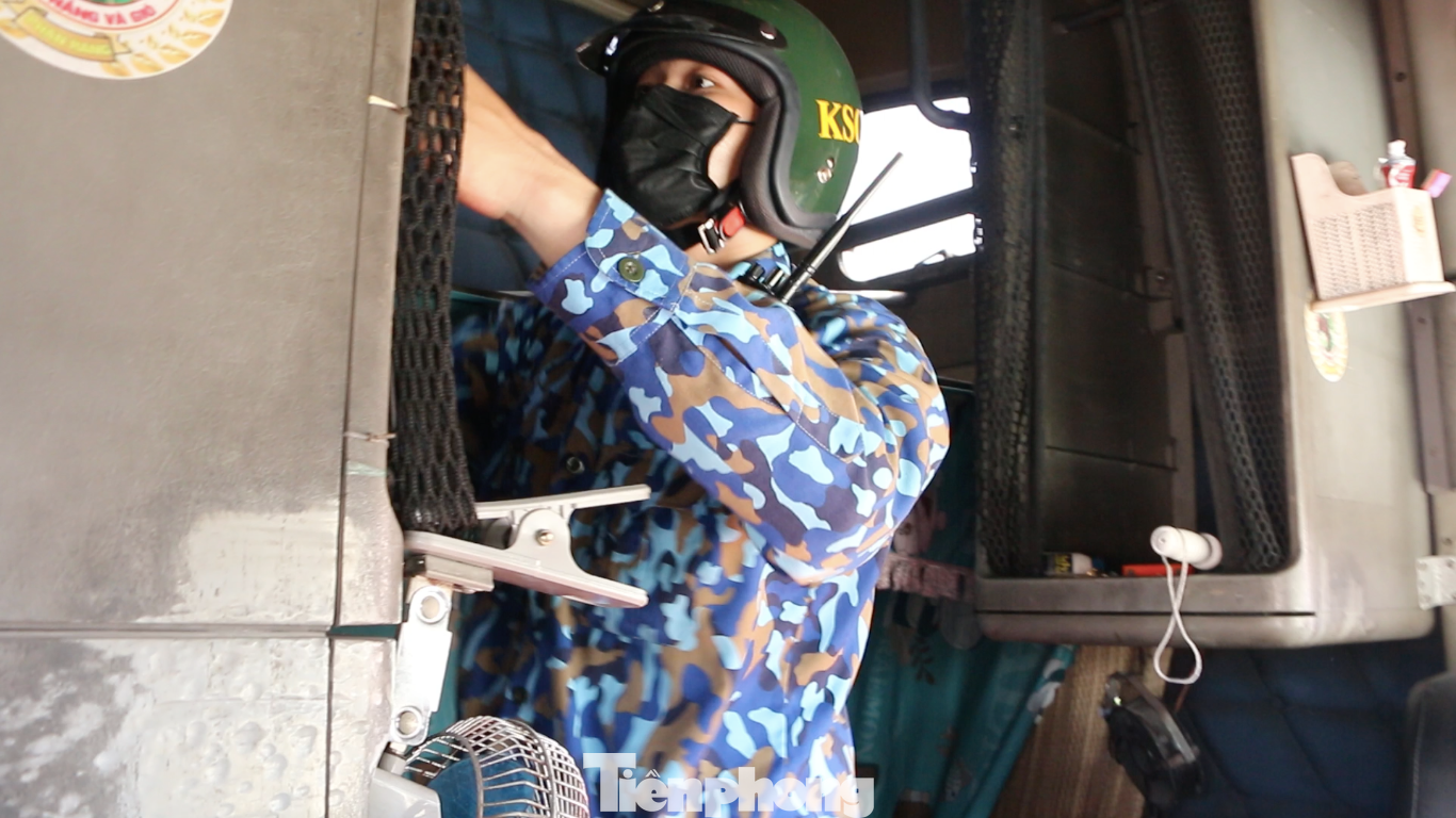 Lực lượng chức năng tại Tân Cảng - Phú Hữu phối hợp kiểm tra hành chính phương tiện.