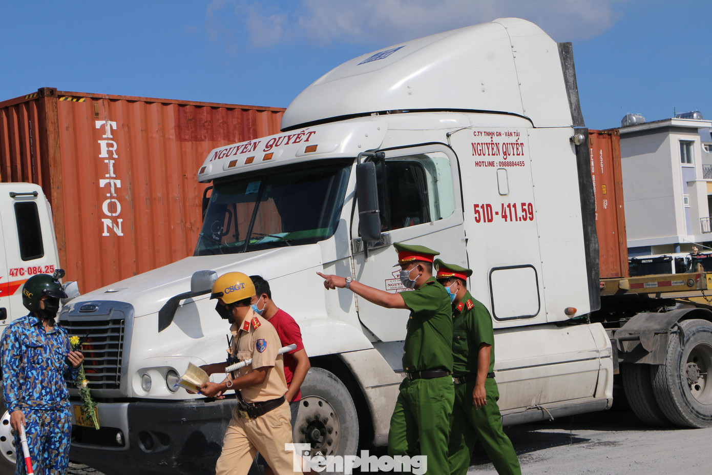 Theo ghi nhận, trưa 18/8, nhiều lực lượng của Công an TP Thủ Đức gồm: cảnh sát giao thông - trật tự, cảnh sát điều tra tội phạm về ma tuý, cảnh sát hình sự, công an phường Phú Hữu đã phối hợp cùng các lực lượng chức năng tại cảng Tân Cảng - Phú Hữu tiến hành kiểm tra hành chính và test nhanh ma túy đối với tài xế xe tải nặng, xe đầu kéo container đi vào cảng.