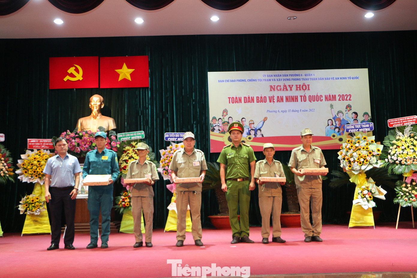 Trao trang bị, hỗ trợ cho lực lượng thi hành nhiệm vụ đảm bảo an ninh trật tự tại phường 6, quận 4.