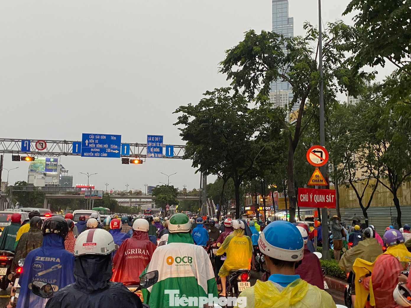 Tại khu vực đường Điện Biên Phủ, quận Bình Thạnh (hướng từ cầu Sài Gòn về trung tâm thành phố) lượng phương tiện tham gia giao thông rất đông, dẫn đến tình trạng ùn ứ, di chuyển khó khăn.