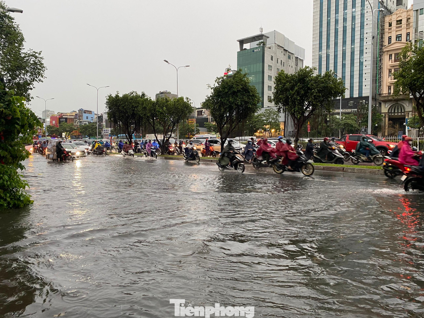 Một đoạn trên đường Điện Biên Phủ xảy ra tình trạng ngập úng khiến giao thông qua khu vực trở nên khó khăn.