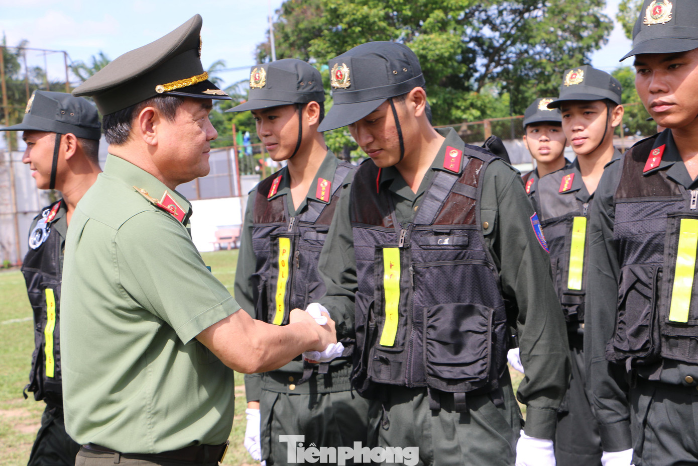 Thiếu tướng Lê Hồng Nam - Giám đốc Công an TPHCM chúc mừng cán bộ, chiến sĩ Trung đoàn Cảnh sát cơ động dự bị chiến đấu.
